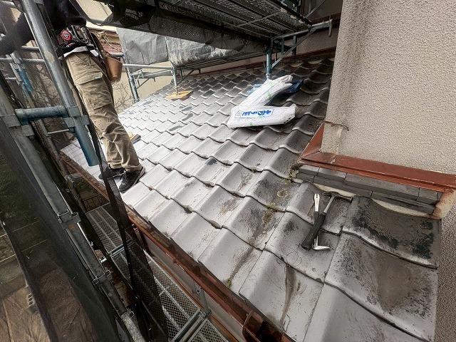 大阪市東住吉区の中古住宅、下屋根に瓦のズレを確認！瓦を撤去し、新たな下地を構築